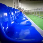 Tribünensitz mit Rückenlehne