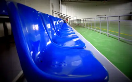 Tribünensitz mit Rückenlehne