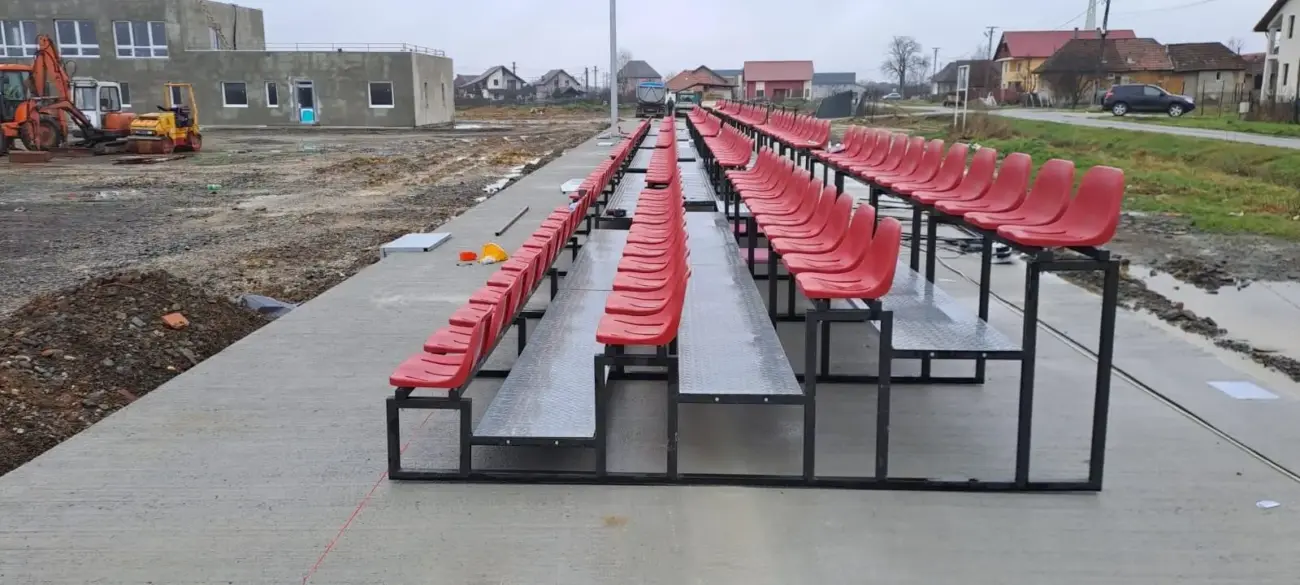 Tribüne mit Sitzen