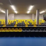 Stufentribüne mit Sitzen